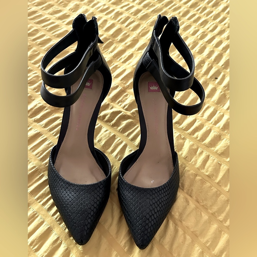 Elaine Turner black leather pumps. Size 8.5